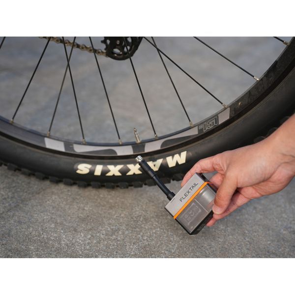 Велосипедний міні насос-задня фара Flextail Tiny Tire Pump ACS, чорний 78465 фото