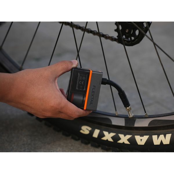 Велосипедний міні насос-задня фара Flextail Tiny Tire Pump ACS, чорний 78465 фото