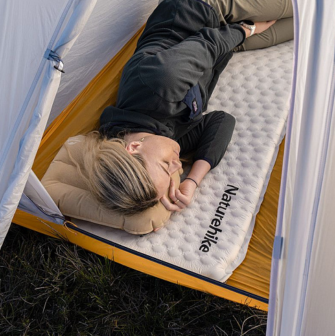 Самонадувающийся матрас сверхлегкий одноместный овальный Naturehike CNK2300DZ013, 35 мм, светло-серый 78132 фото